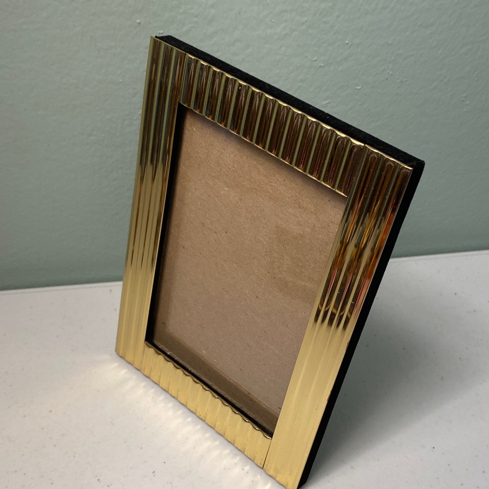 Elegant Gold Tone Ribbed Texture Picture Frame - Picture 9 of 11